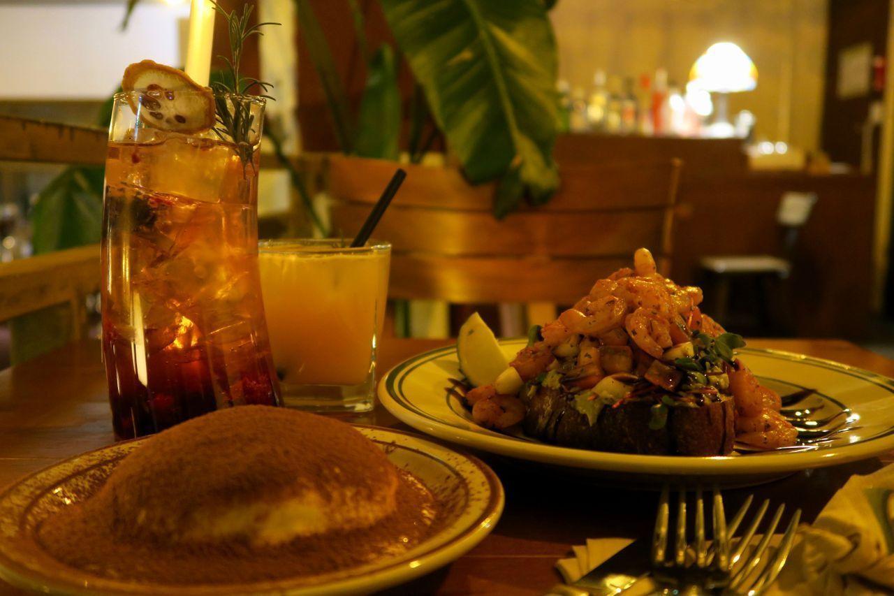 ソウリズムカフェで出されるベリーベリーベリーエイドとオレンジジュースのドリンク